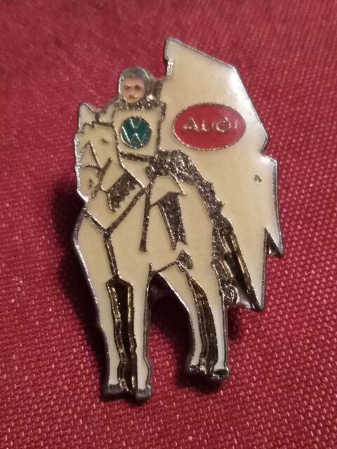 Pin's soldat mrovingien  cheval 2 Avermes (03)