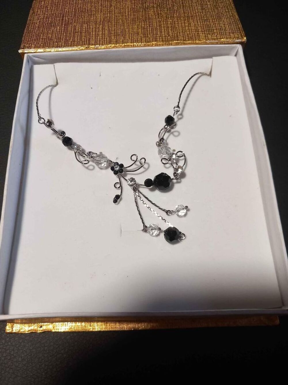 Collier fantaisie avec fleur et boules Bijoux et montres