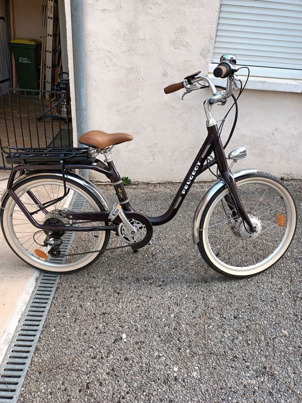 V&eacute;lo &eacute;lectrique femme Peugeot , 26 kms au compteur Vélos