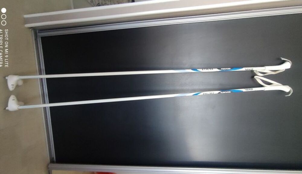 Une paire de b&acirc;tons de ski de fond EXEL Nova Sports