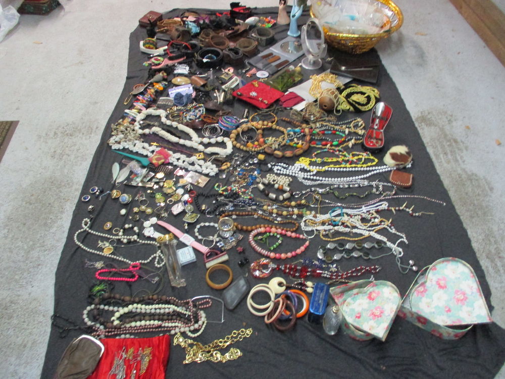 lot de bijoux fantaisie pas d or environ 200 articles Bijoux et montres