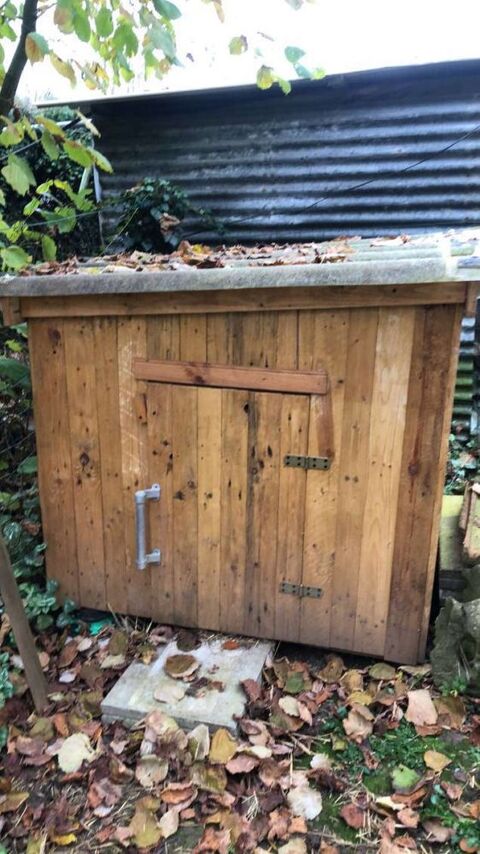 cabane pour animaux elle peut contenir 6 poules ,pour 80 Vzelise (54)