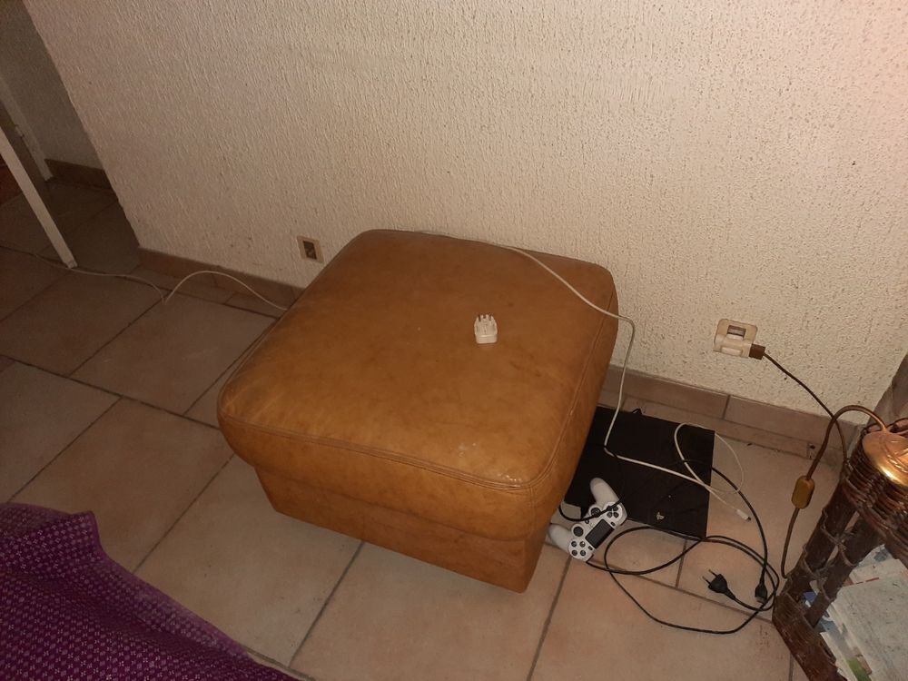 CANAPE DEUX PLACES ET DEUX FAUTEUILS ET UN POUF Meubles