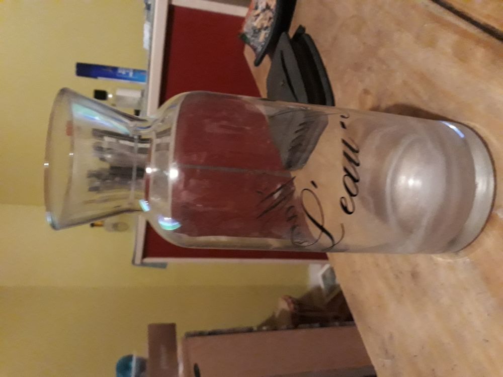 brot avec d&eacute;coration il est en verre et transparent Décoration