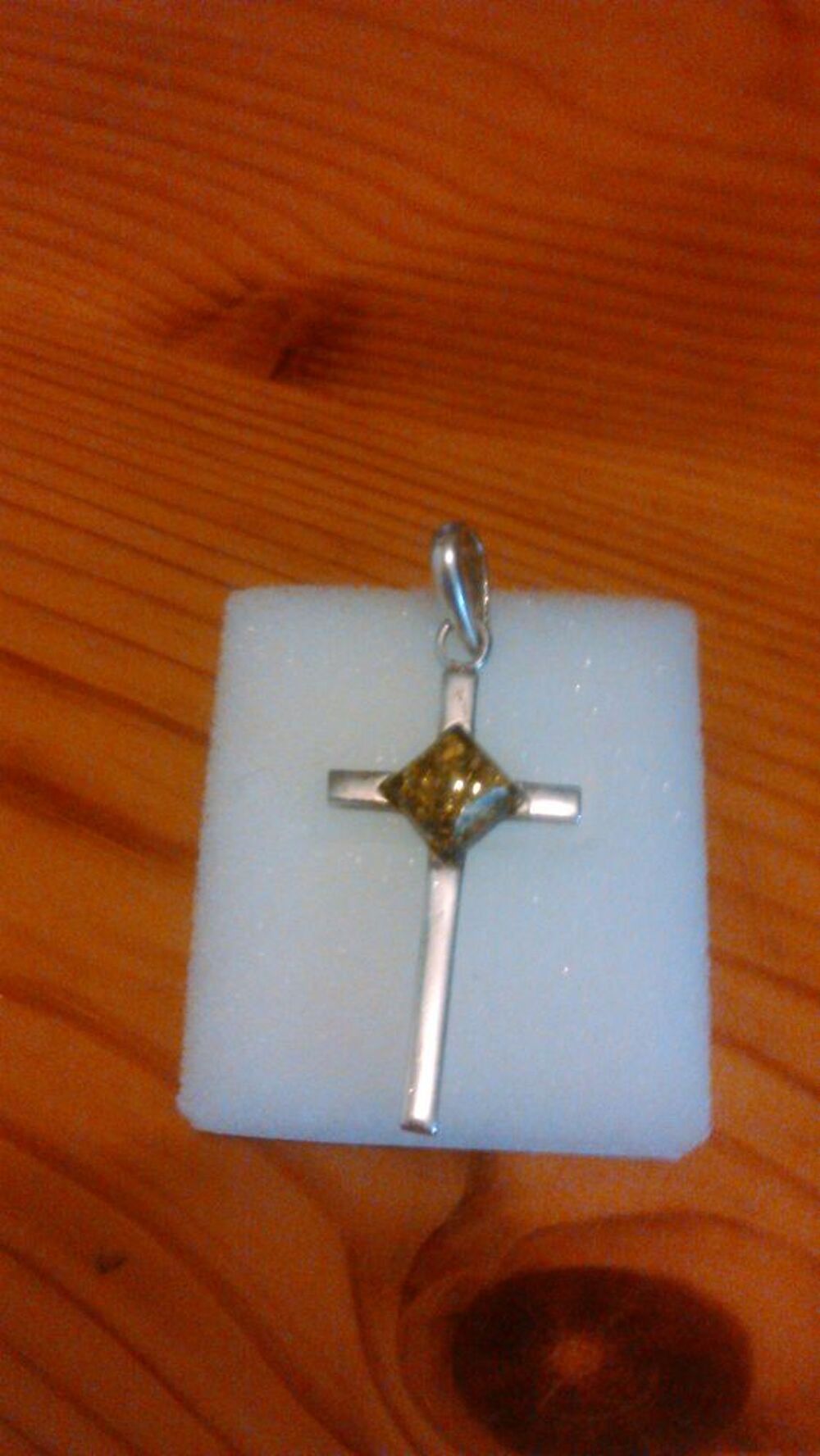 Pendentif croix en argent et ambre verte Bijoux et montres