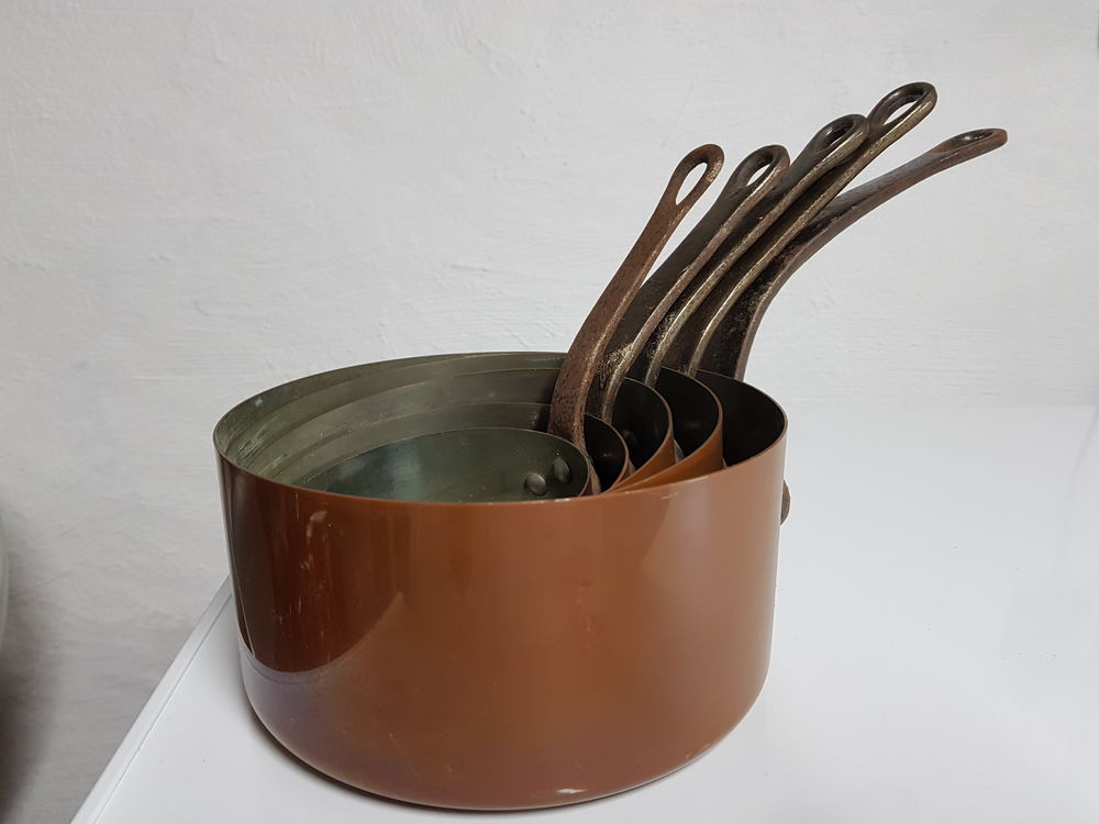 S&eacute;rie de 5 casseroles en cuivre Décoration