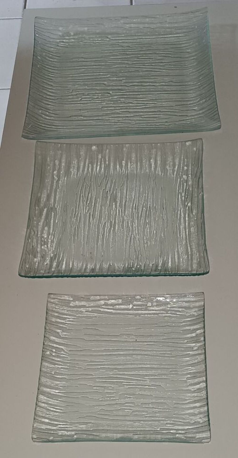 Lot neuf 18 assiettes carr&eacute;es + 11 en plus Cuisine