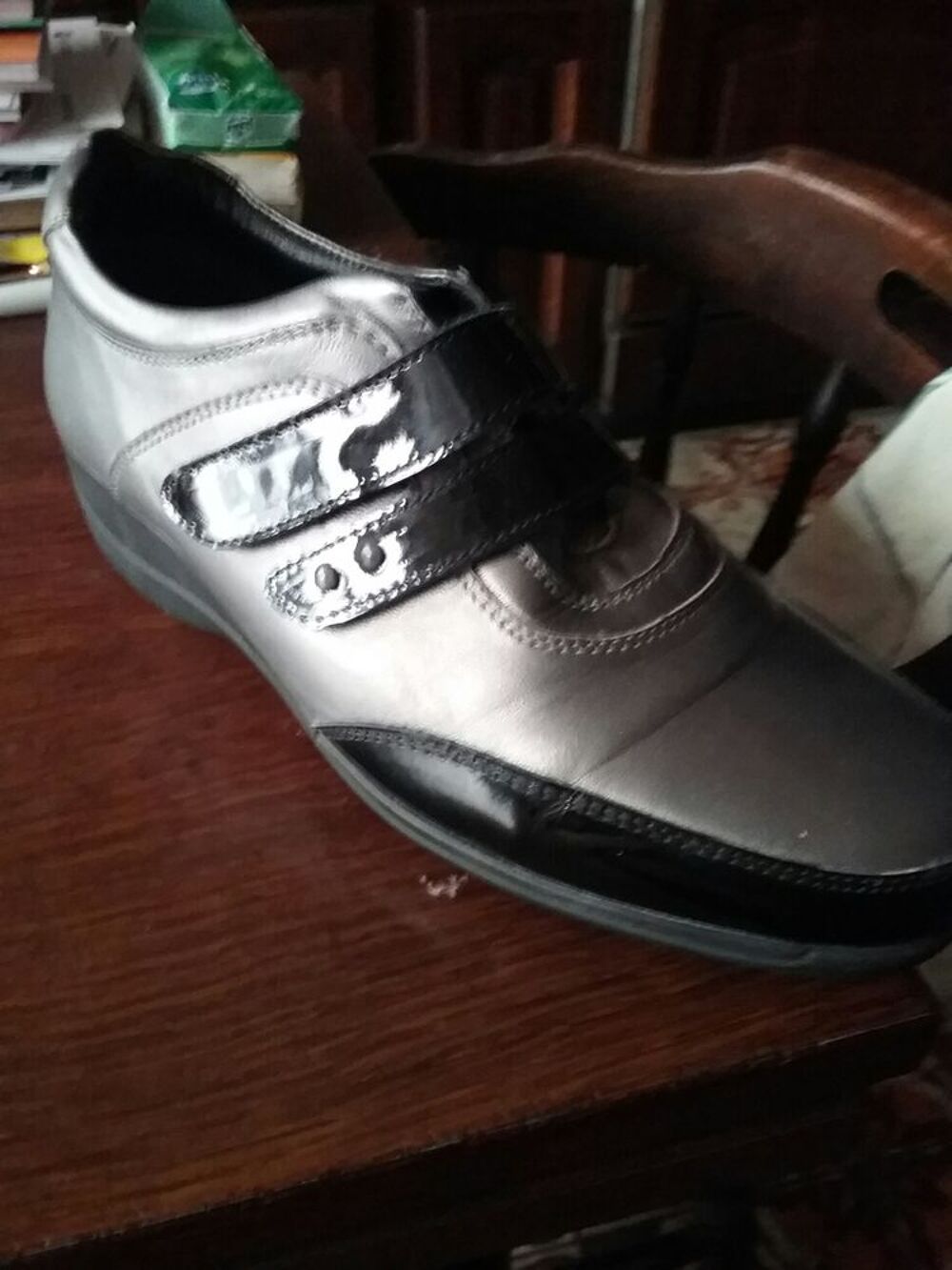 chaussure &agrave; saisir noire et grise Chaussures