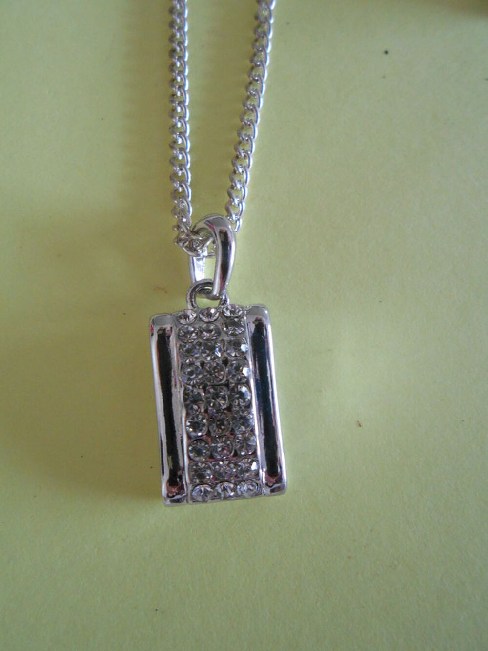 CHAINE ARGENTEE AVEC PENDENTIF Bijoux et montres