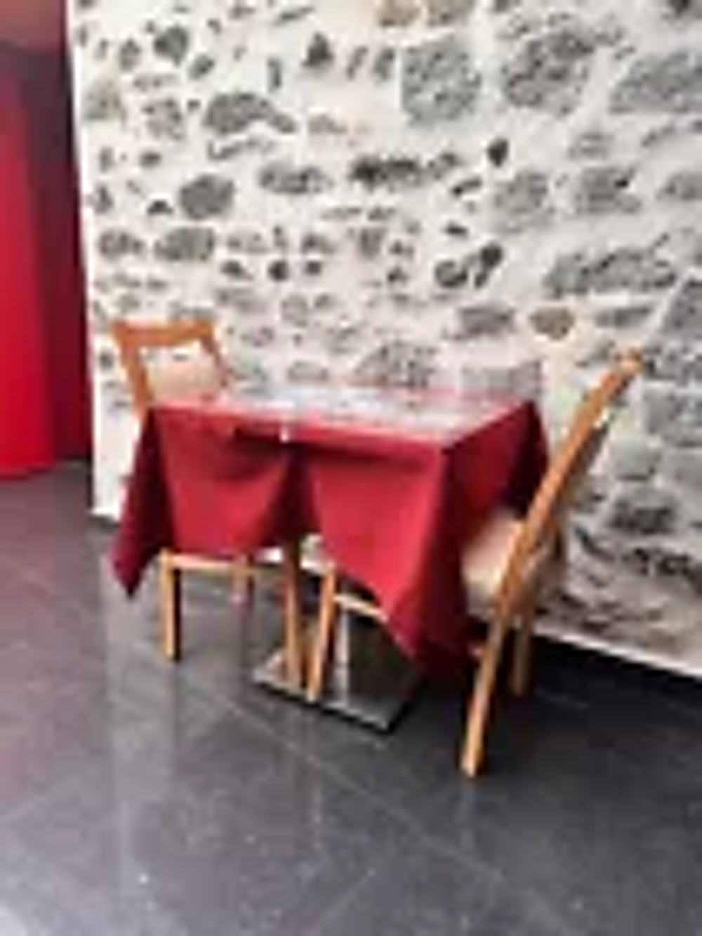 Tables Carr&eacute;es Marron 70x70 et Chaises Cr&egrave;me Meubles