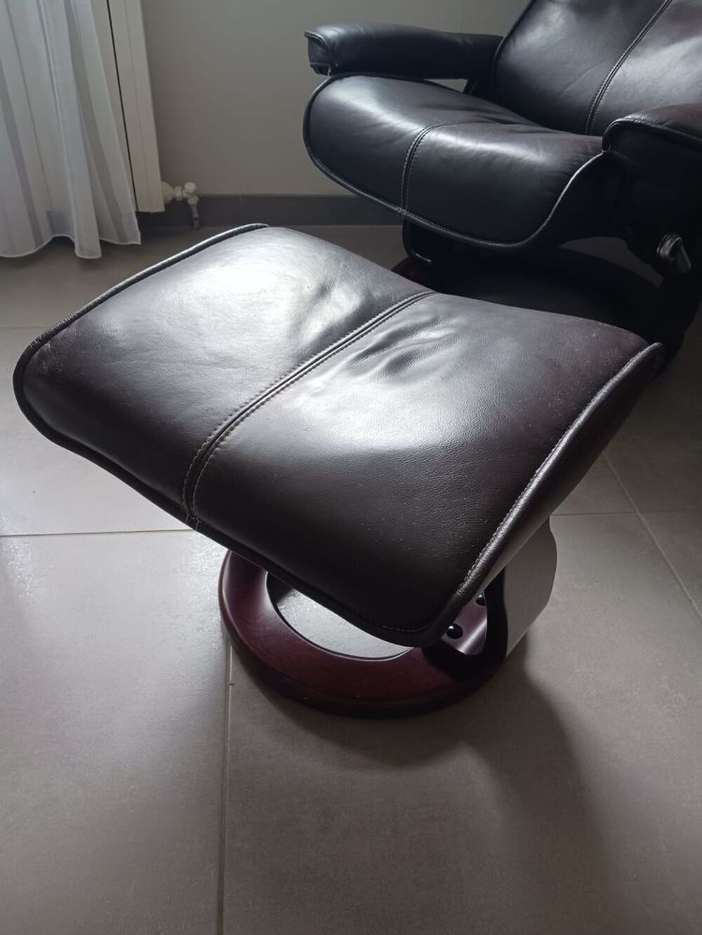 fauteuil relax en cuir avec son repose-pieds Meubles