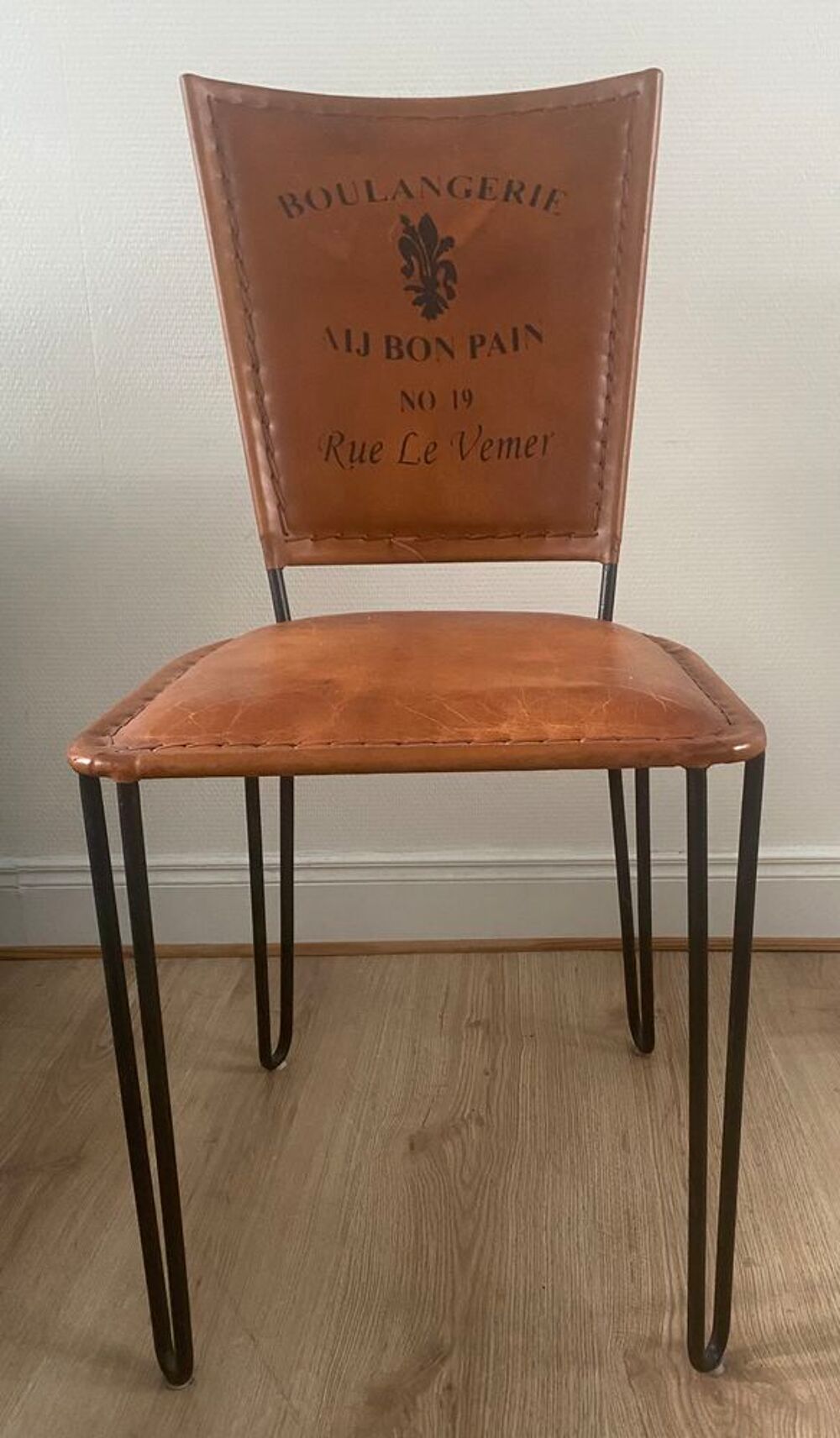 5 Chaises en cuir et m&eacute;tal Meubles