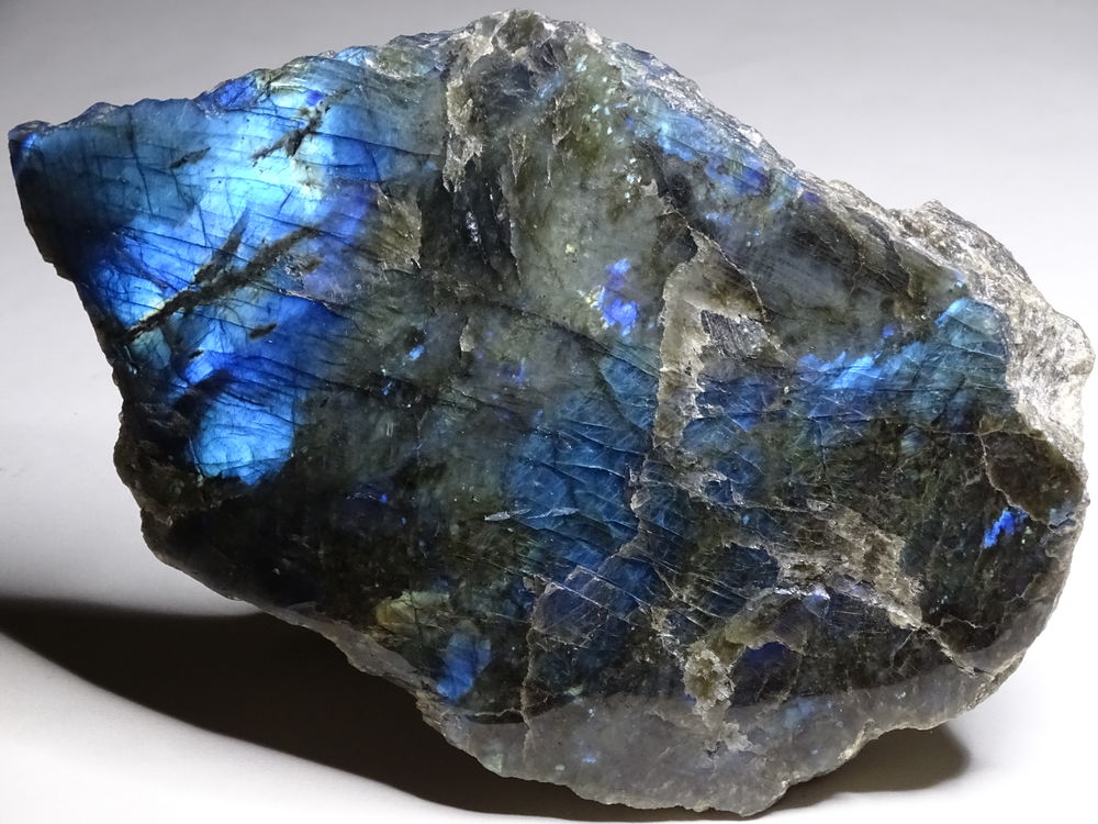 Labradorite polie d'un cot&eacute; Madagascar 1,998 kg 