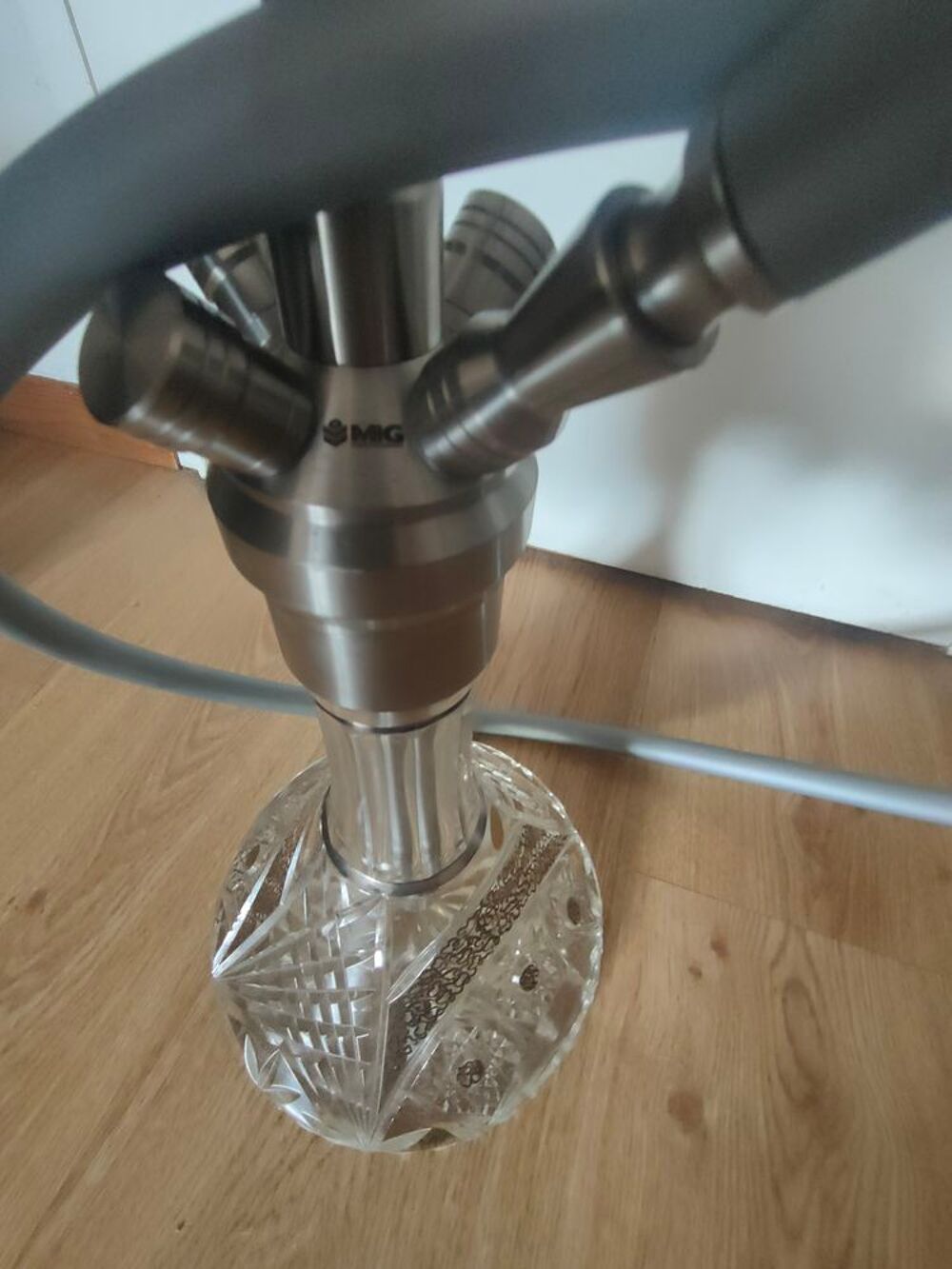 Chicha MIG ARMOUR. une base en verre de boheme travaill&eacute;. Décoration