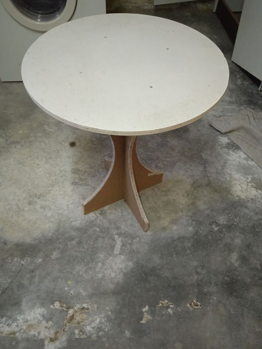 une table &agrave; juponn&eacute;e Meubles