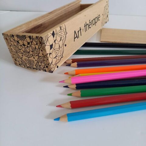 Plumier rempli de 12 crayons pour l'art thrapie 3 Saumur (49)