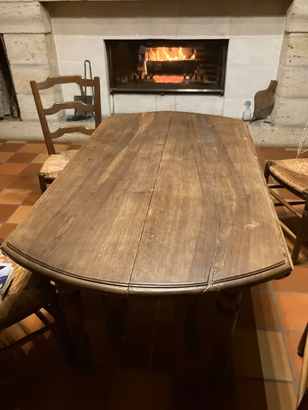 TABLE RONDE 150CM NOYER. 
Meubles