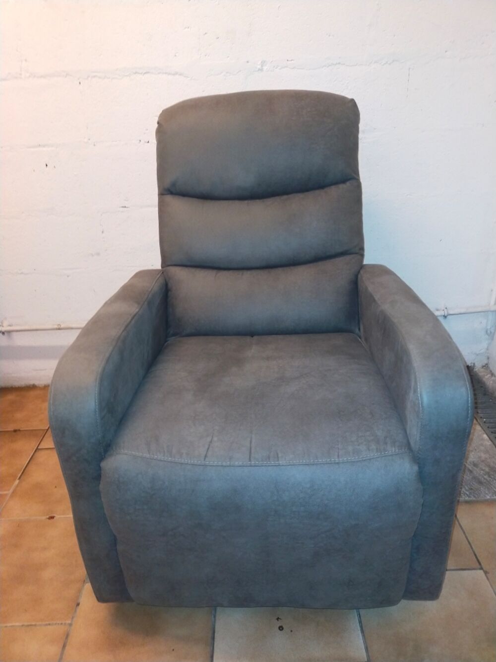 Fauteuil d&eacute;tente en Nubuck gris Meubles