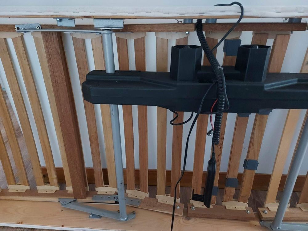 Lit &eacute;lectrique 1place avec moteur, pieds de lit et matelas 15cm Meubles