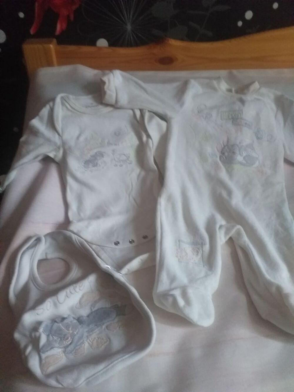 Lot pyjama - bodie - bavoir Marque Disney Vêtements enfants