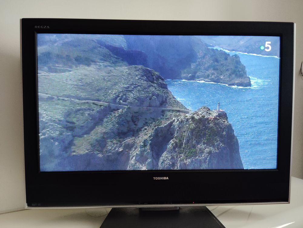 T&eacute;l&eacute;viseur TOSHIBA Full HD 32 pouces soit 82 cm (diagonale) Photos/Video/TV