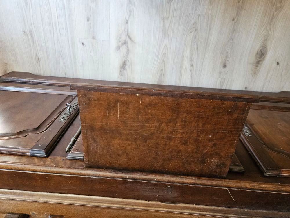 biblioth&egrave;que bahut en merisier massif Louis XIV Meubles