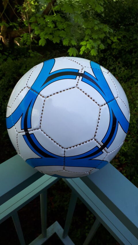 Ballon de foot neuf en cuir   10 Montigny-Lencoup (77)