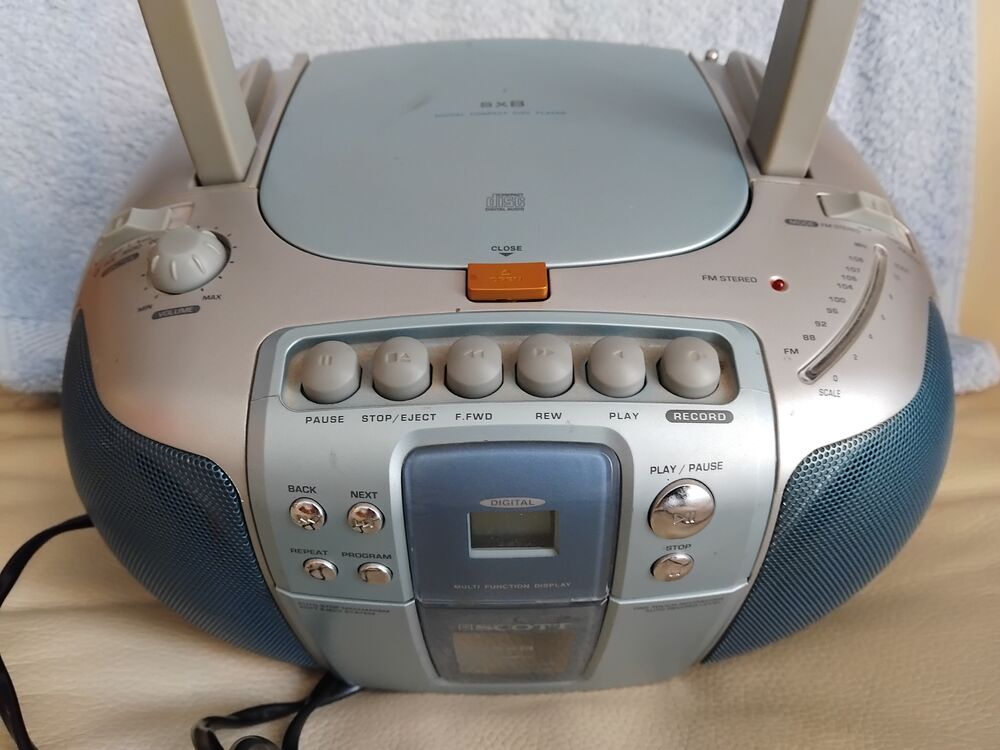 RADIO CASSETTE+CD+RADIO ETAT NEUF. Instruments de musique