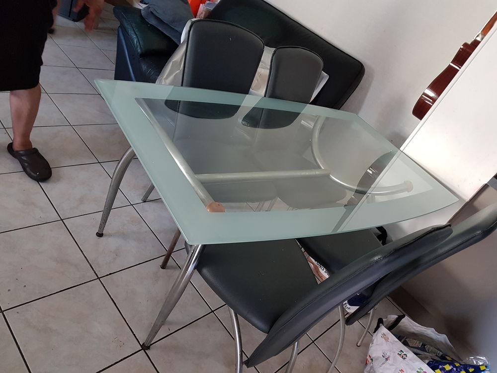 Table et ses 4 chaises Meubles