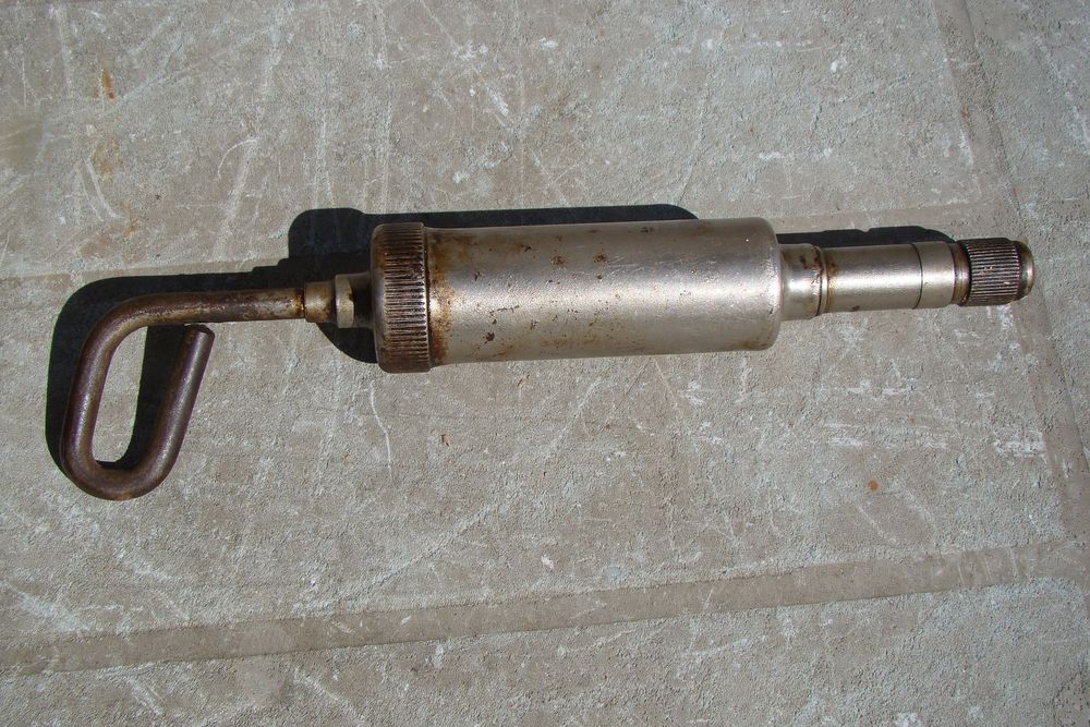 Ancienne pompe &agrave; graisse T&eacute;cal&eacute;mit
Bricolage