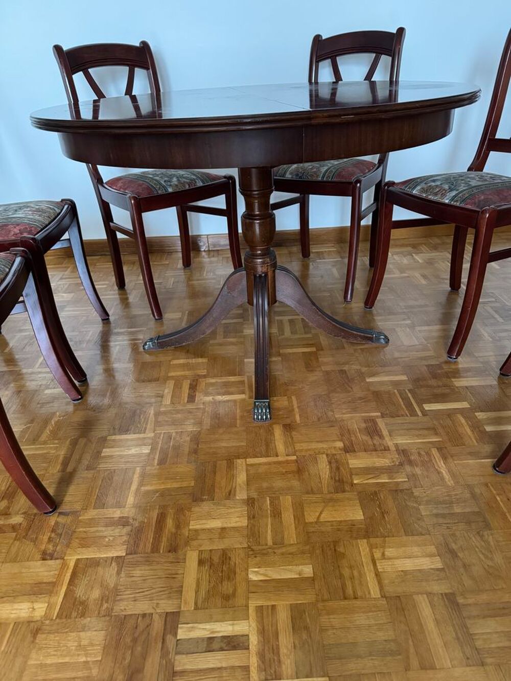 Table ronde et chaisses Meubles