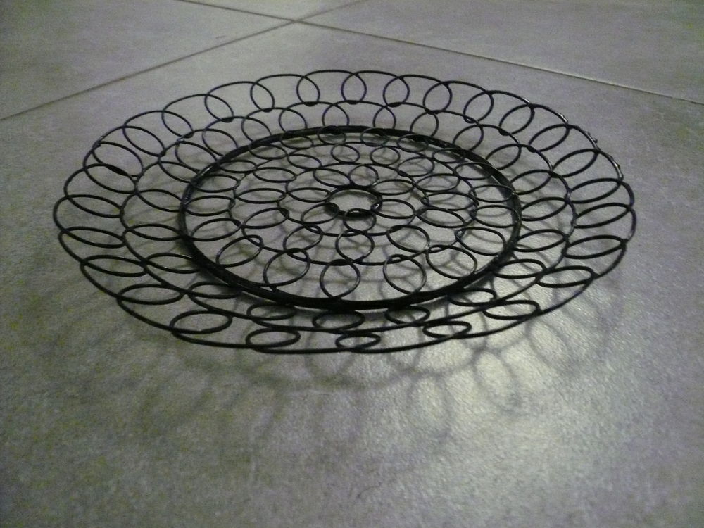 Petit plat / assiette en fil de fer noir Décoration