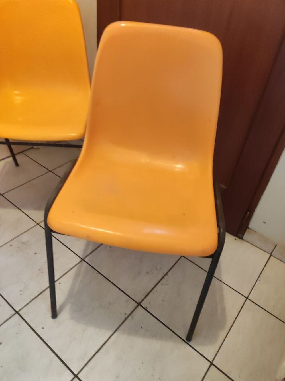 3 chaise en plastique avec pied en ferraille orange vintage Meubles