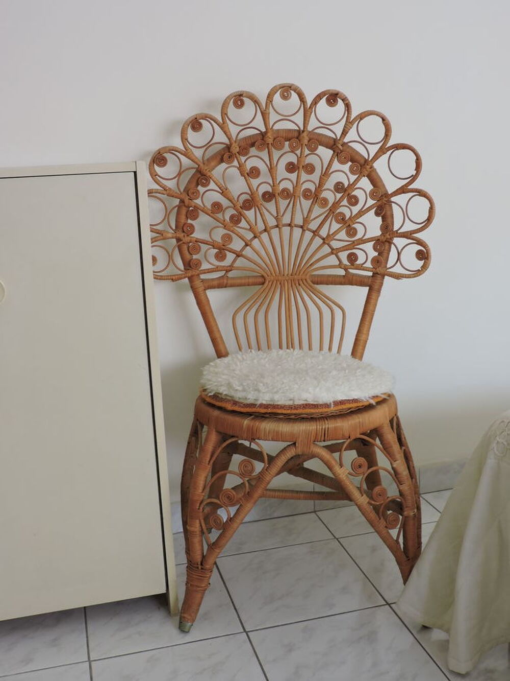 t&ecirc;te de lit en rotin et fauteuil assorti Meubles