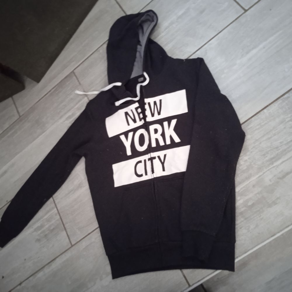 Veste sweat imprim&eacute;e New York city marque cluster capuche, T Vêtements