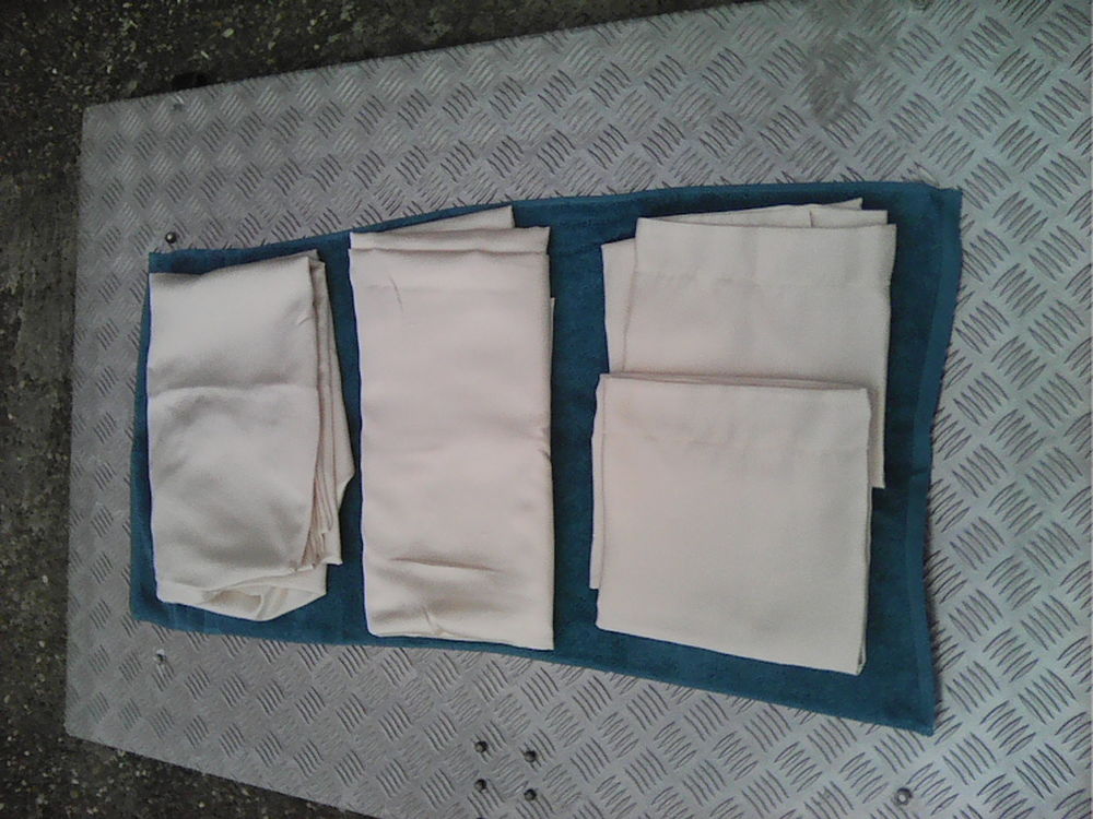 Parure de lit neuve en satin pour 2 personnes. 