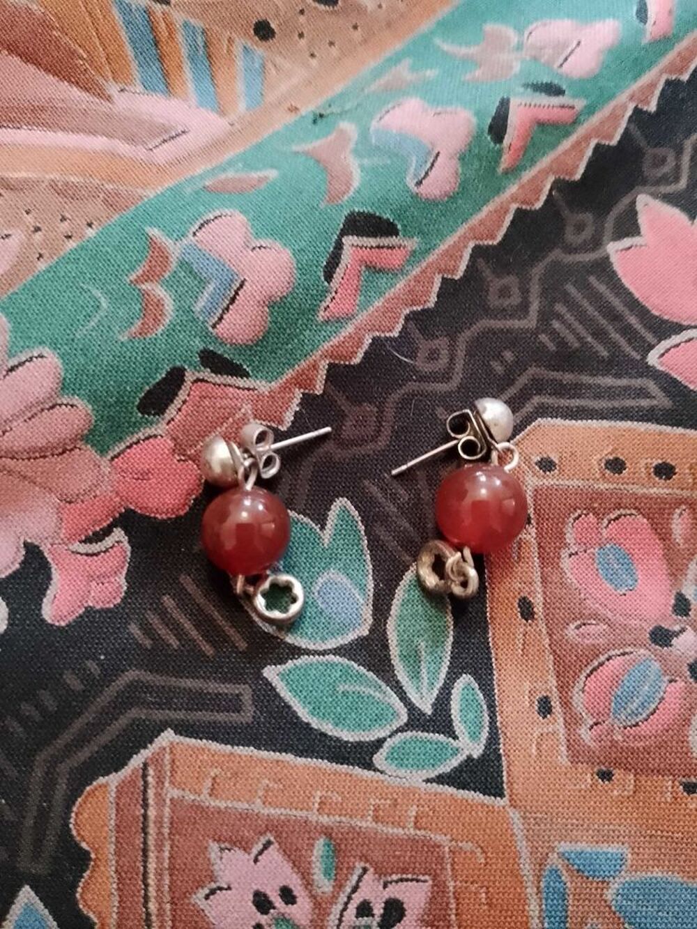boucles d'oreilles en grenats et m&eacute;tal argent&eacute; neuf. Bijoux et montres