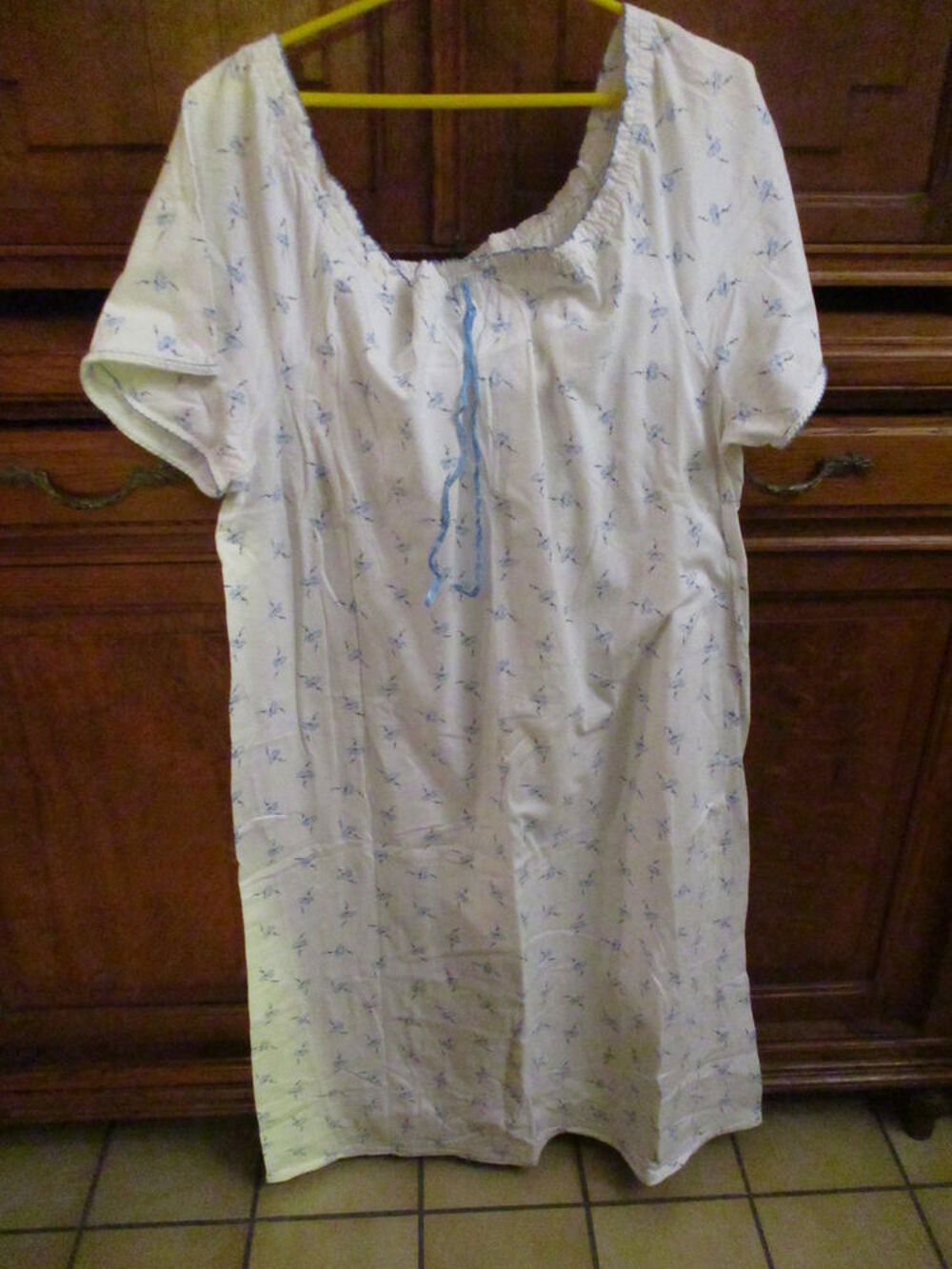 robe de nuit blanche avec petites fleurs bleues Vêtements