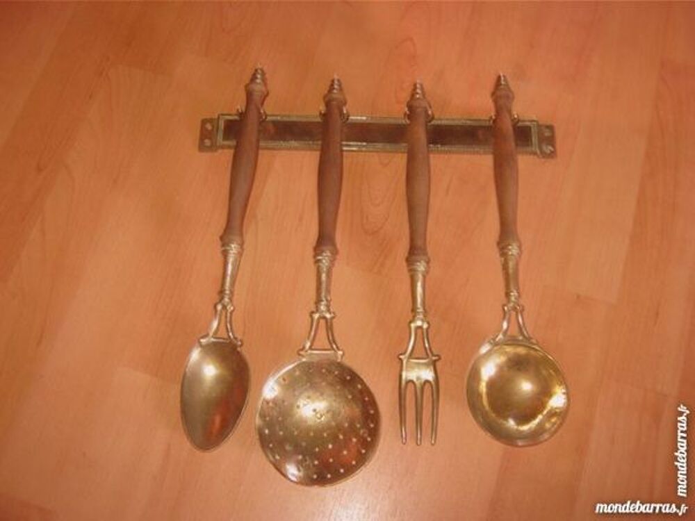 USTENSILES DE CUISINE SUR LEUR SOCLE - Cuisine