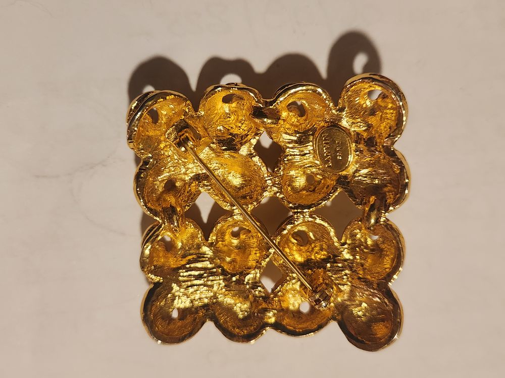 Broche carr&eacute;e dor&eacute;e strass vert mauve LANVIN Bijoux et montres
