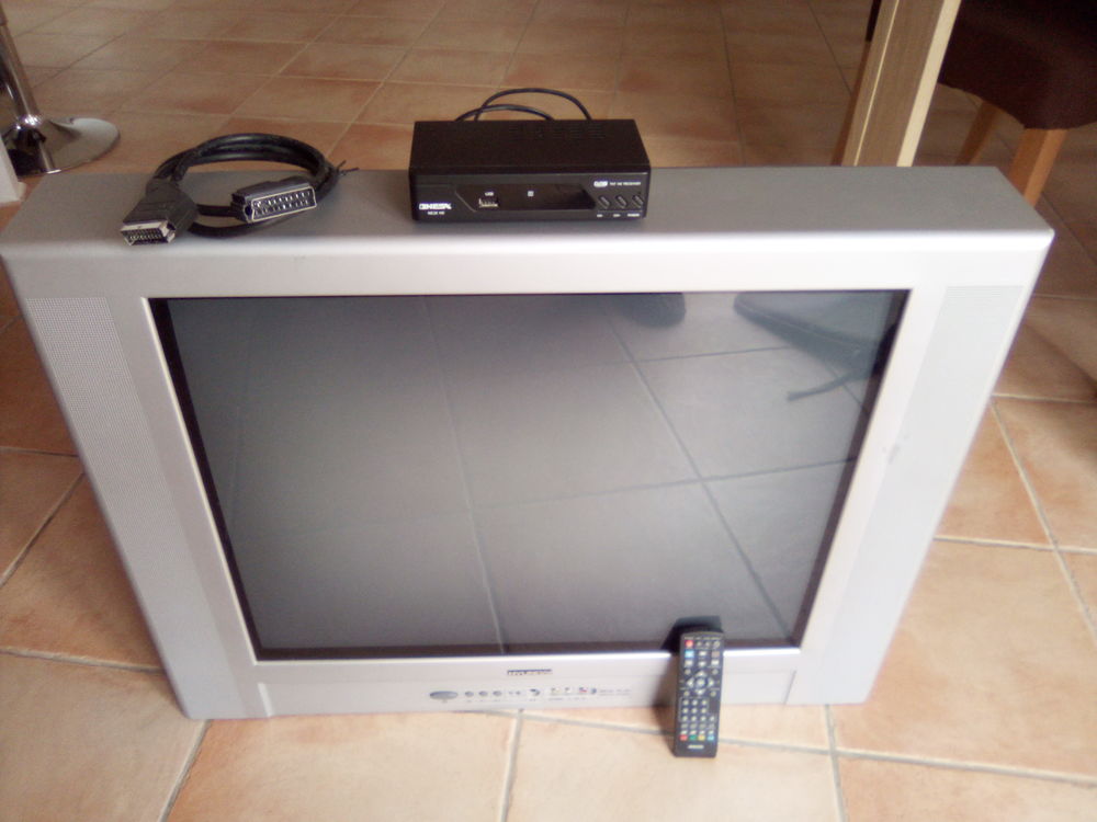 T&eacute;l&eacute;vison Hyundai 73 cm avec d&eacute;codeur externe Photos/Video/TV
