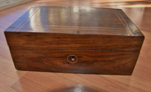 Très ancienne boite en bois. 21.5 cm.  Très bon état.  20 Gujan-Mestras (33)