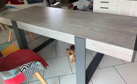 Table design grise avec pieds noirs. Originale et moderne.  80 Garlin (64)