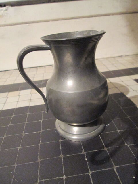 Petit pichet en tain poinon Les tains du dauphin 8 Herblay (95)