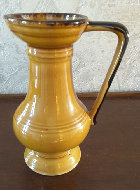 Pichet en grès vernissé de couleur feu signé Angèle 15 Limoges (87)