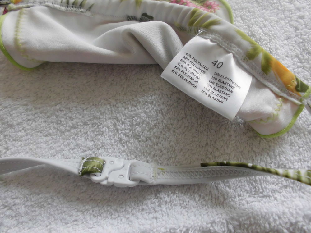 Maillot de bain blanc et fleurs - 2 pi&egrave;ces Vtements