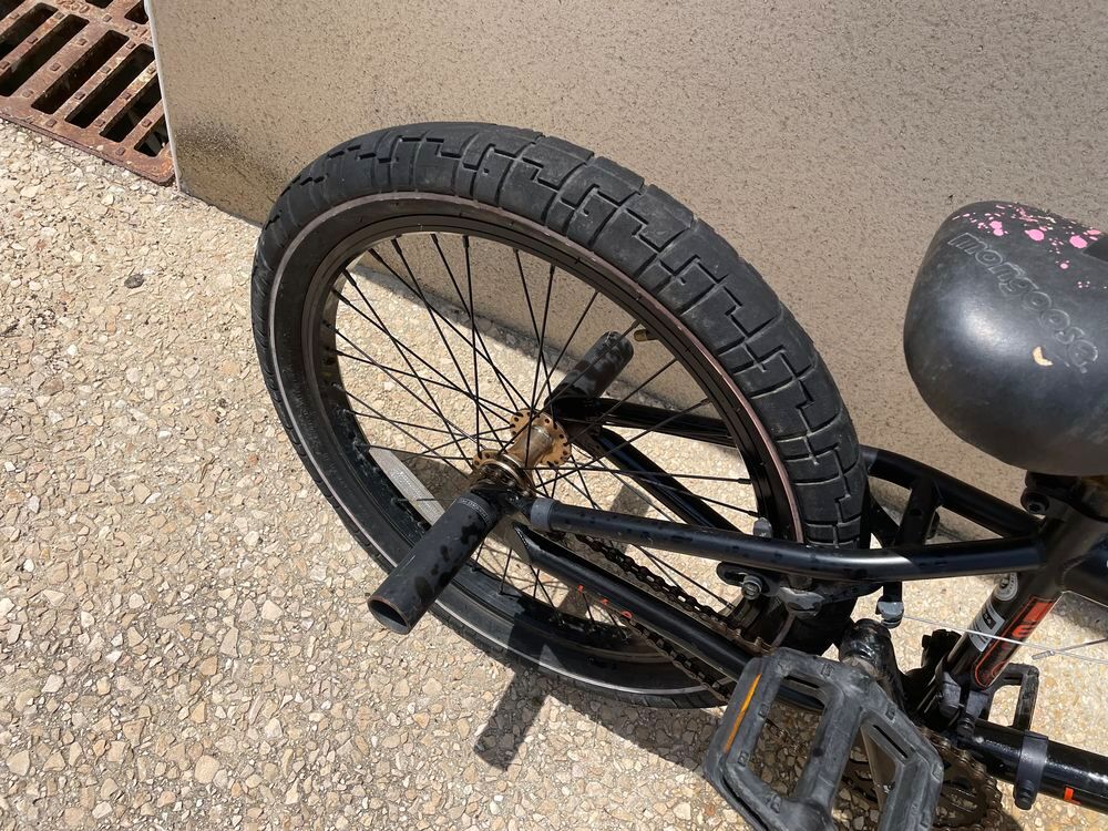 v&eacute;lo BMX noir Vélos