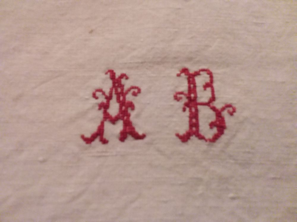 Drap plat ancien monogramm&eacute; Décoration