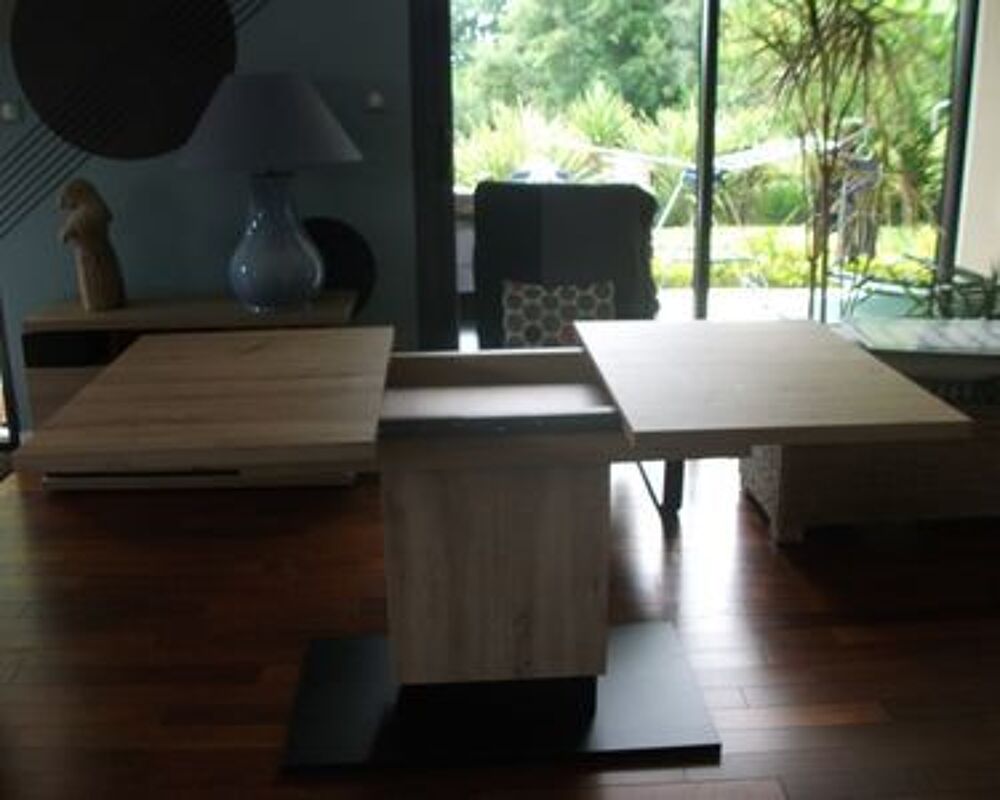 Table &agrave; manger moderne en bois clair et socle noir Meubles