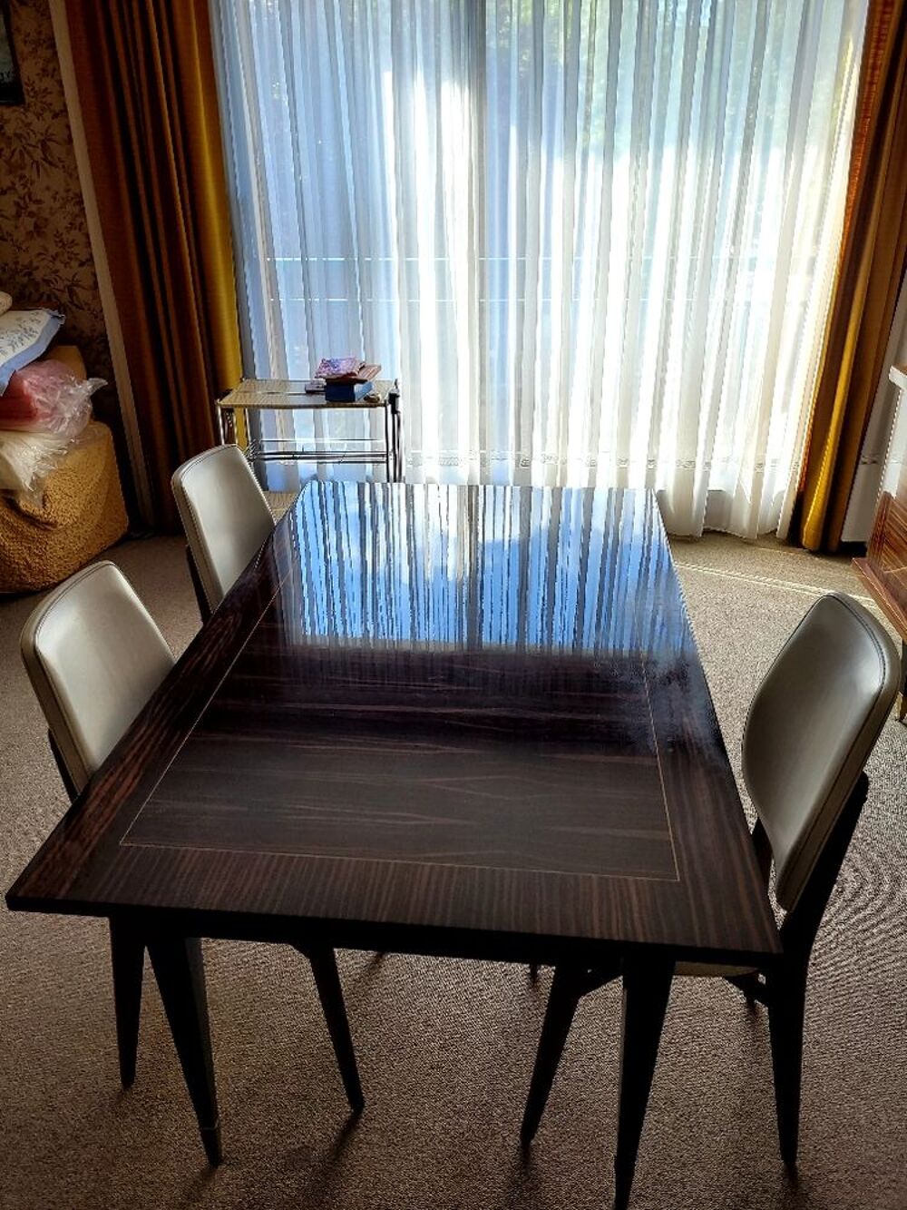 Le buffet plus la table Meubles